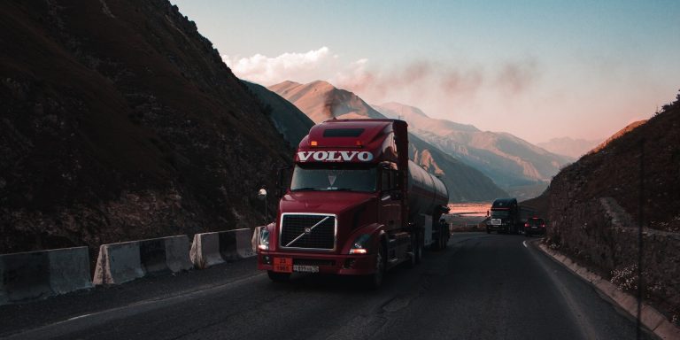 How to Select a Trucking Fuel Card
